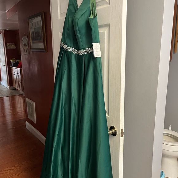 Beautiful prom dress - Picture 1 of 7